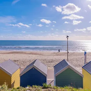 https://self-contained-flat-off-street-parking-close-to-town-and-beach.tophotelsbath.com